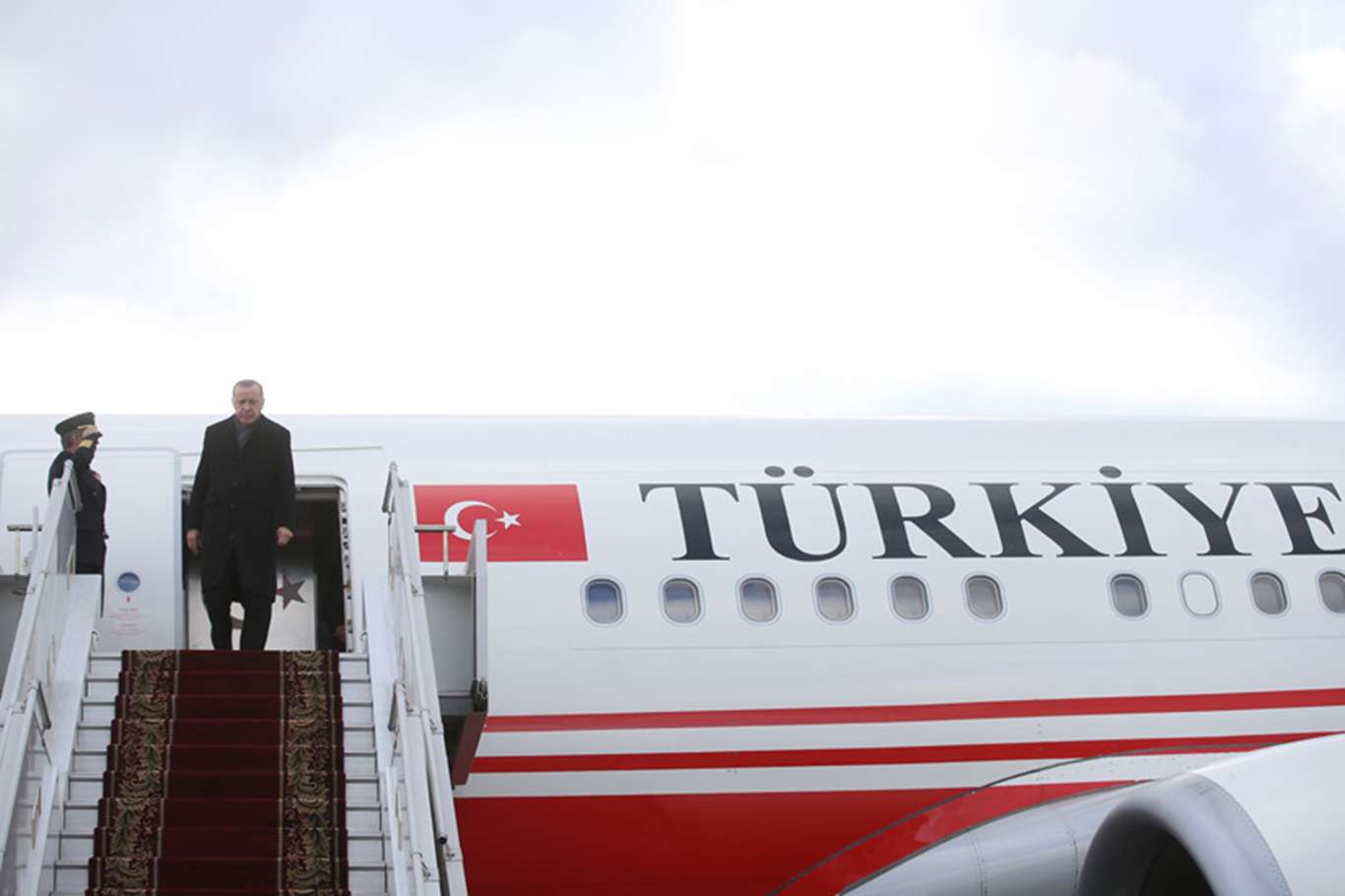 Cumhurbaşkanı Erdoğan Türkiye'ye döndü